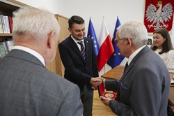 Solidarność uhonorowała Szefa Urzędu medalem 50. Rocznicy Zrywu Robotniczego w Ursusie