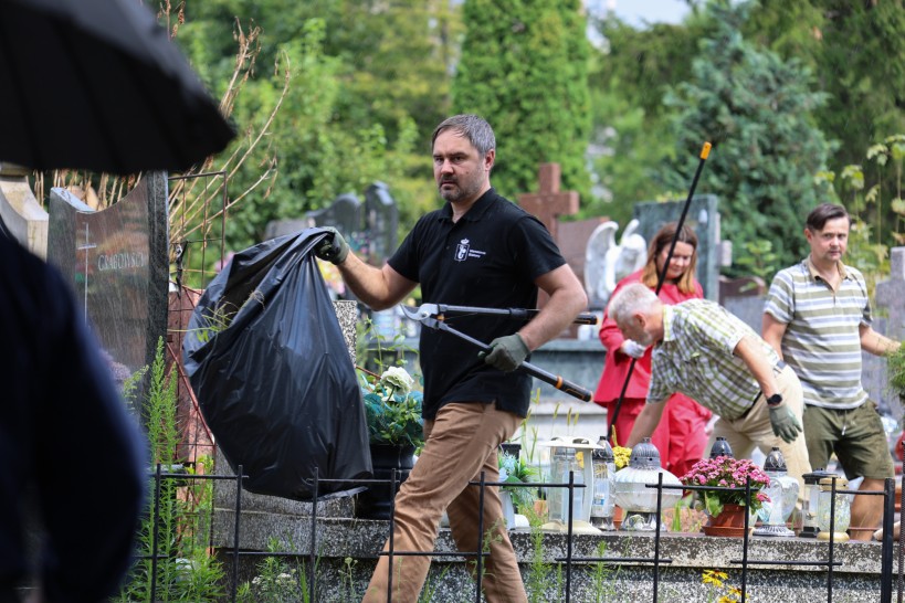 2025.07.28   porzadkowanie cmentarza wawrzyszewskiego   2025.07.28   porzadkowanie cmentarza wawrzyszewskiego