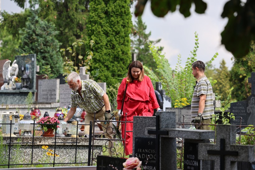 2025.07.28   porzadkowanie cmentarza wawrzyszewskiego   2025.07.28   porzadkowanie cmentarza wawrzyszewskiego