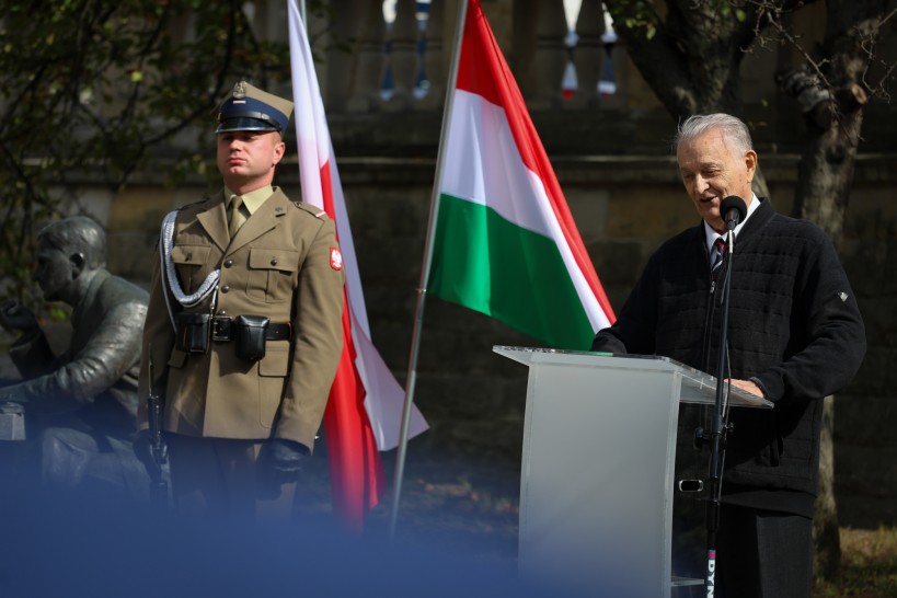 2025.09.18   uroczystosc przed pomnikiem henryka slawika i jozsefa antalla seniora   2025.09.18   uroczystosc przed pomnikiem henryka slawika i jozsefa antalla seniora