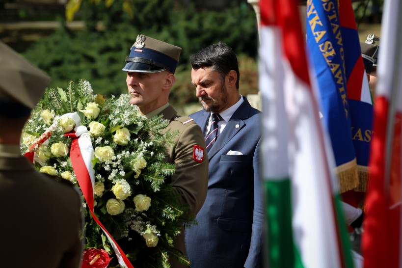 2025.09.18   uroczystosc przed pomnikiem henryka slawika i jozsefa antalla seniora   2025.09.18   uroczystosc przed pomnikiem henryka slawika i jozsefa antalla seniora
