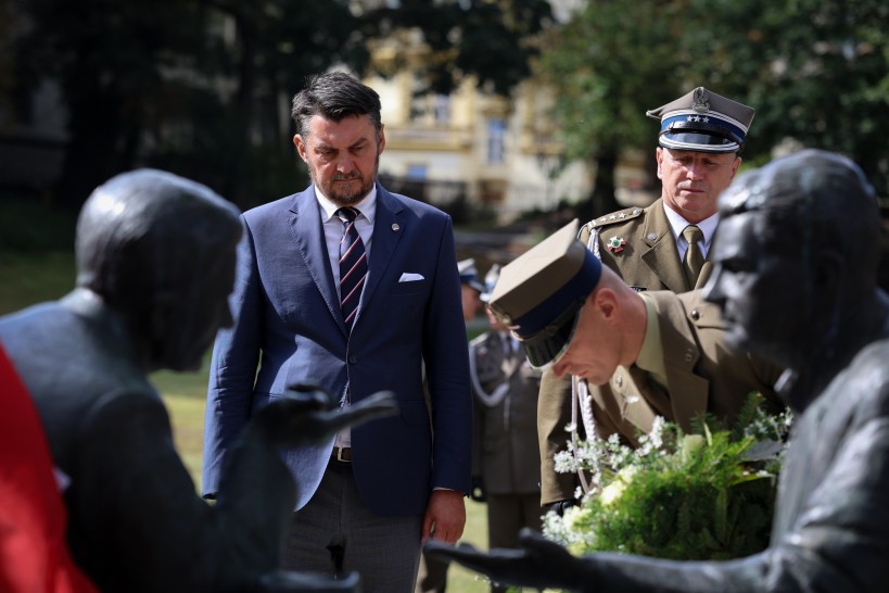 2025.09.18   uroczystosc przed pomnikiem henryka slawika i jozsefa antalla seniora   2025.09.18   uroczystosc przed pomnikiem henryka slawika i jozsefa antalla seniora