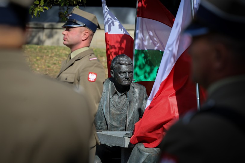 2025.09.18   uroczystosc przed pomnikiem henryka slawika i jozsefa antalla seniora   2025.09.18   uroczystosc przed pomnikiem henryka slawika i jozsefa antalla seniora