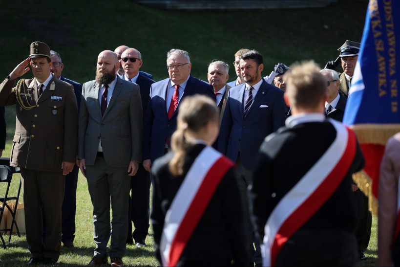 2025.09.18   uroczystosc przed pomnikiem henryka slawika i jozsefa antalla seniora   2025.09.18   uroczystosc przed pomnikiem henryka slawika i jozsefa antalla seniora
