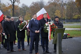 Zastępca Szefa Urzędu do Spraw Kombatantów i Osób Represjonowanych Pan Minister Michał Syska przed pomnikiem Ignacego Daszyńskiego. 